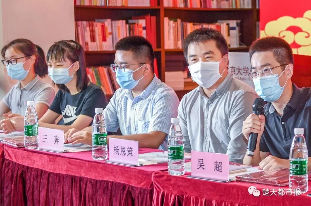 北大首批錄取通知書送往武漢，送信人的身份很特別 | 特別關(guān)注